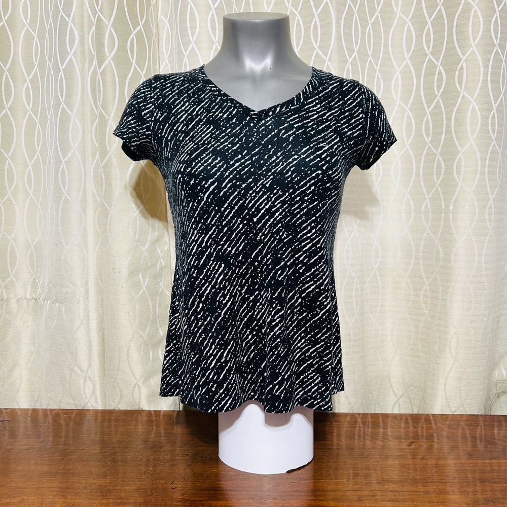 APT9 Brand Black and White Women's V Neck T Shirt Top